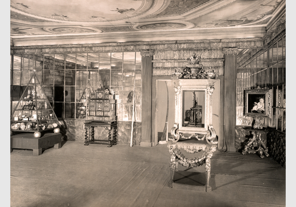 Reconstruction of the former Naturalia Cabinet of the Kunstkammer in the exhibition halls at the Radio Tower, photo by Gustav Schwarz, 1930. Staatliche Museen zu Berlin, Zentralarchiv, Ident.Nr. ZA 2.20./01267.