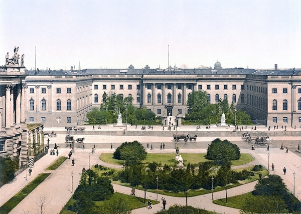 Blick über den Opernplatz auf das Prinz-Heinrich-Palais, um 1900.