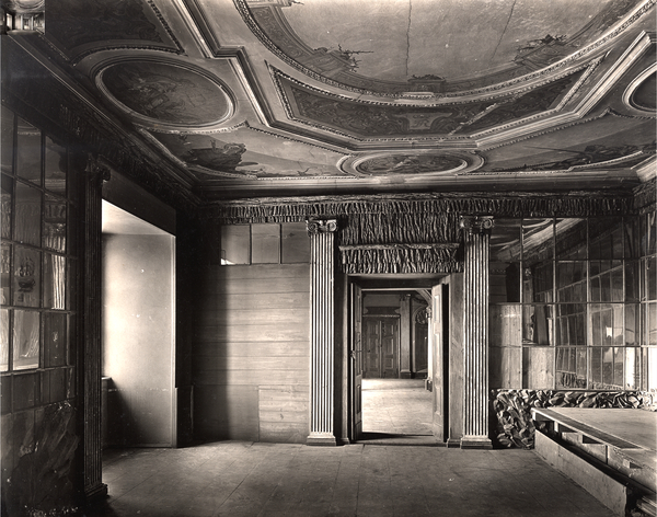 View of the former Naturalia Cabinet of the Kunstkammer in the Berlin Palace, photo by Gustav Schwarz, late 1920s. Staatliche Museen zu Berlin, Zentralarchiv, Ident.Nr. ZA 2.20./01261.